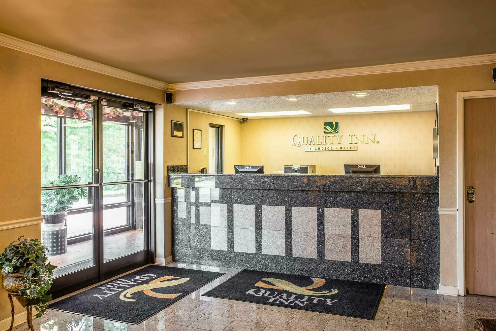 Quality Inn Fort Jackson Columbia Bagian luar foto